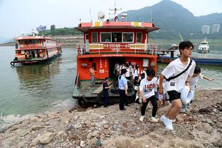 吉鲁替补出战完成法国队第130次出场，为法国队史第三多